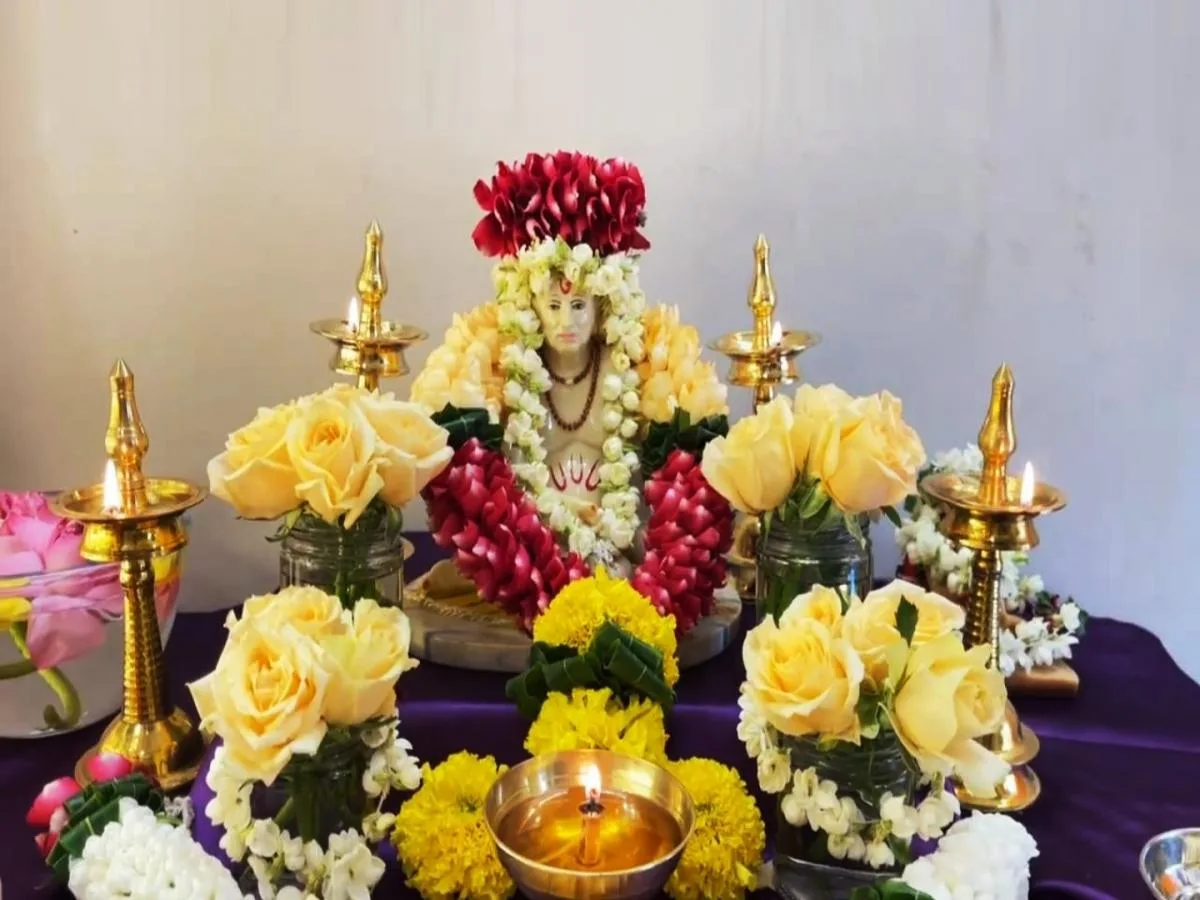 Use Yellow color as background theme as Yellow is most Favourite color of Swami Samarth
